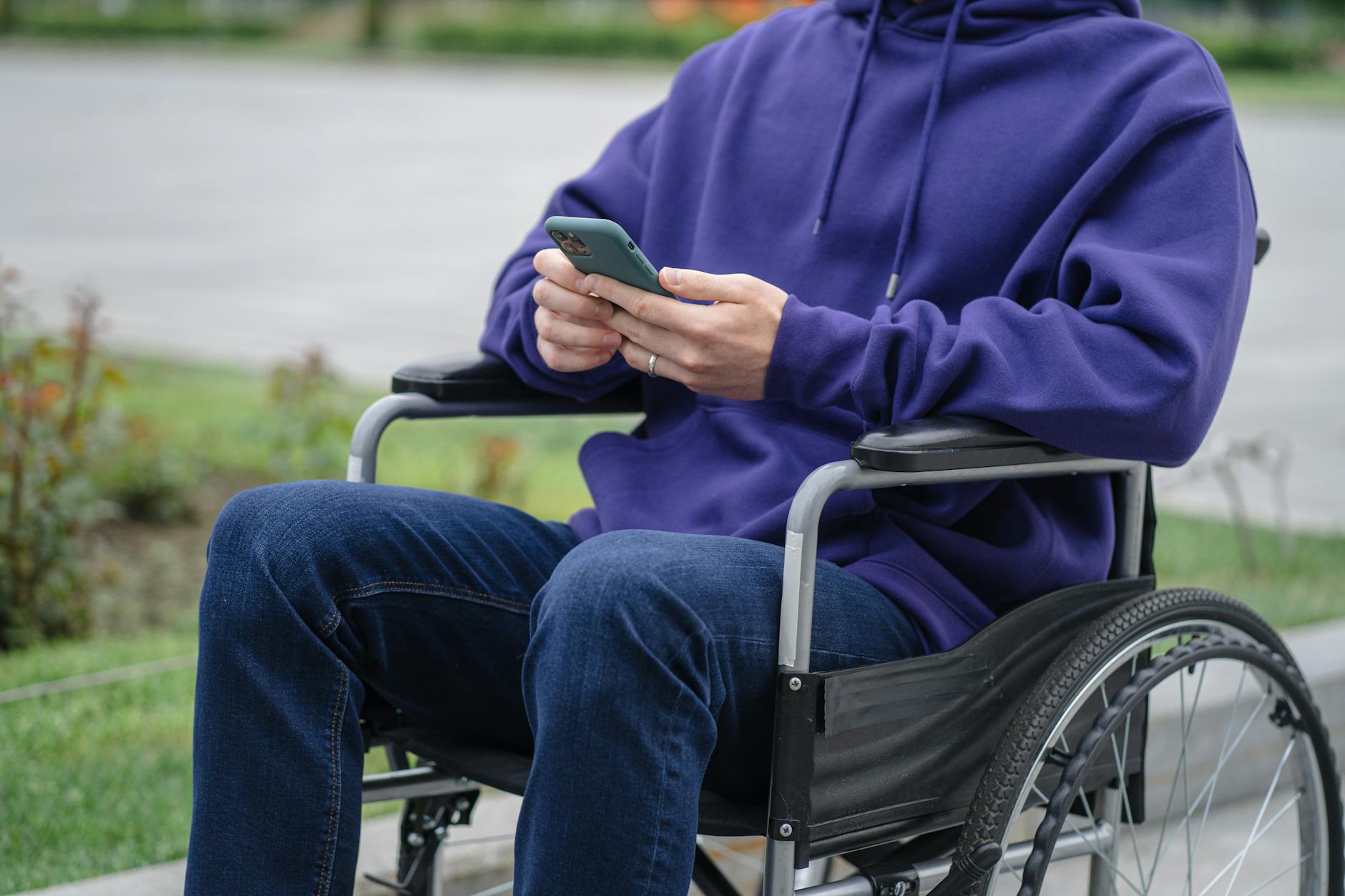 The Role of Mobility and Health—What Makes Living Alone Feasible