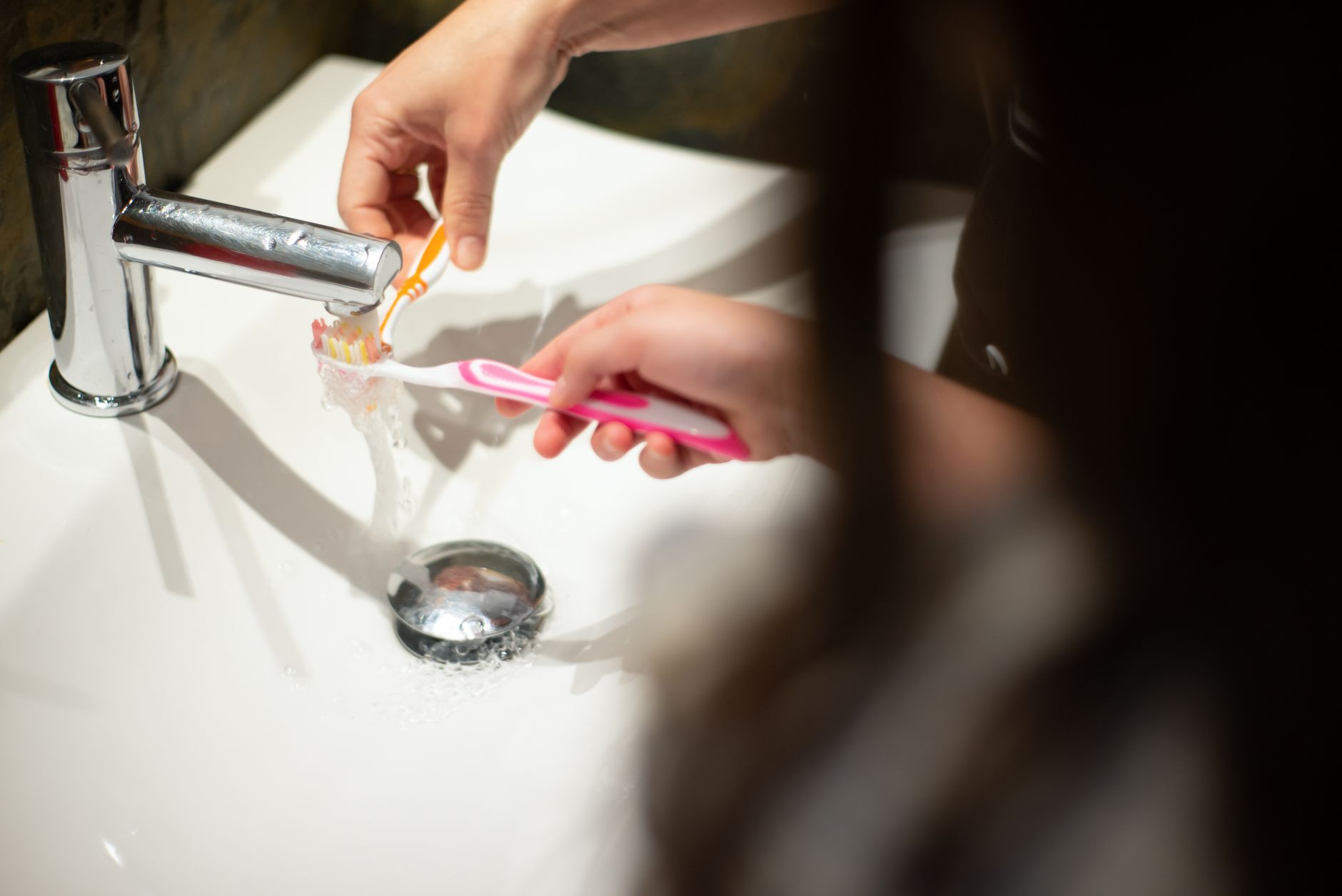 How Daily Routines Collapse When Independence Changes