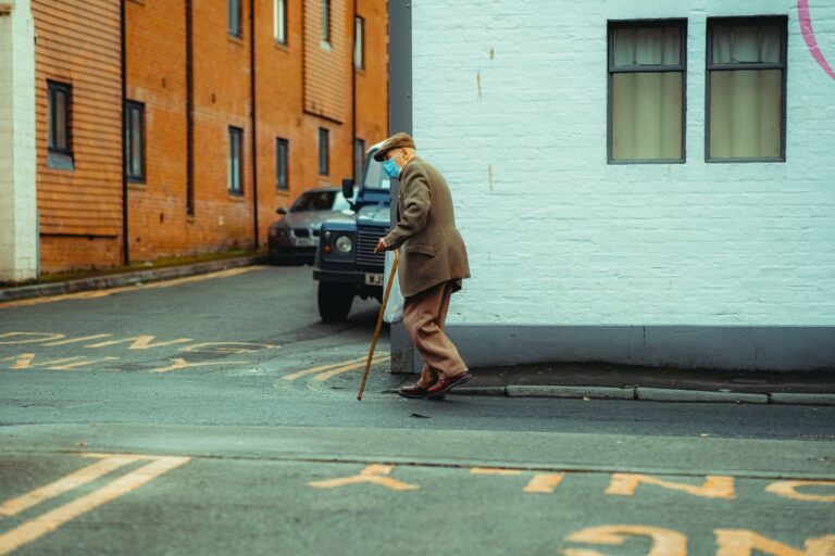 How Daily Walks Keep Seniors Carrying Their Own Groceries - Featured image