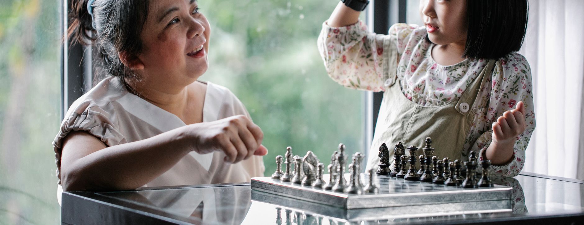 How Do Cognitive Changes, Vision, and Hearing Affect Your Independence in Your 80s?