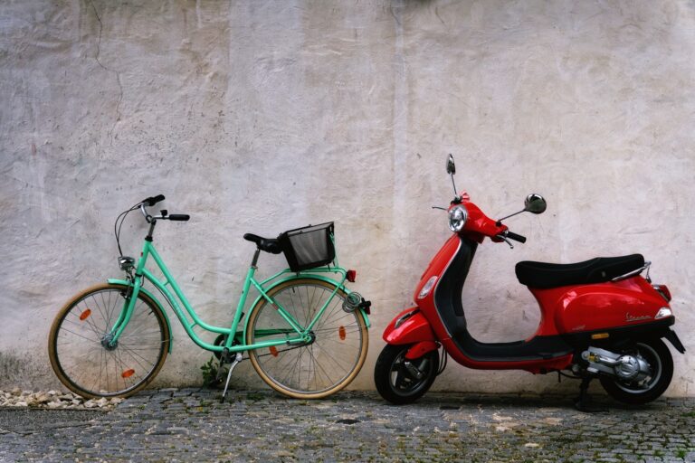 How E-Bikes and Scooters Keep Seniors Moving - Featured image