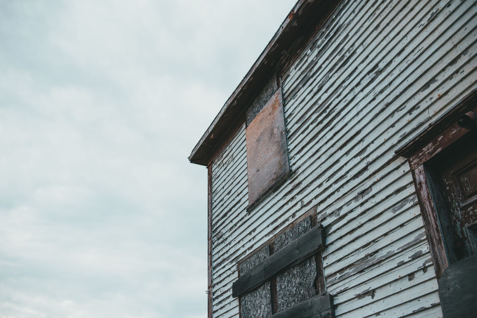 Should You Empty the House Before Listing or After?