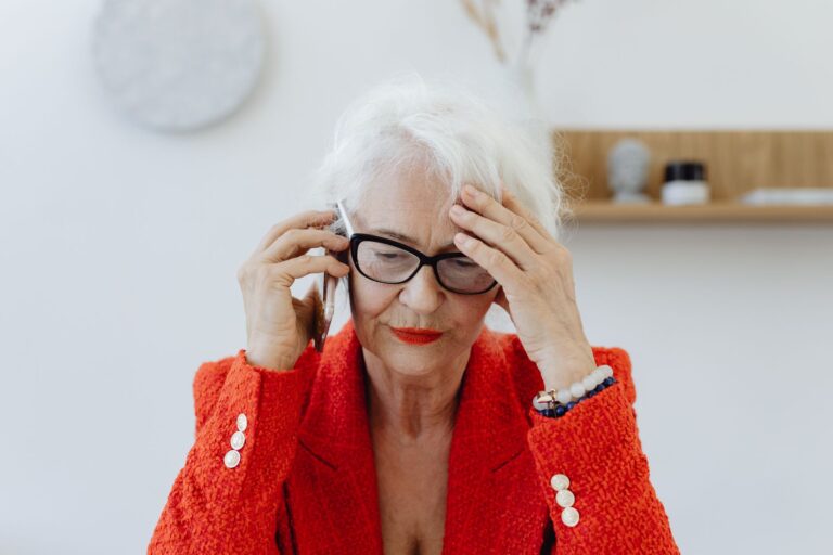 The Best Tablets and Phones for Seniors Who Struggle With Tech - Featured image