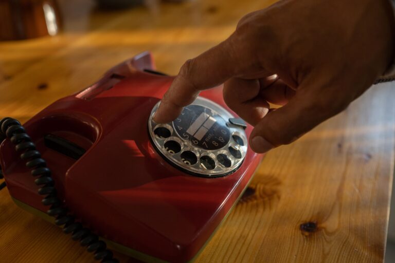 The Simplest Phones for Seniors With Memory or Vision Loss - Featured image