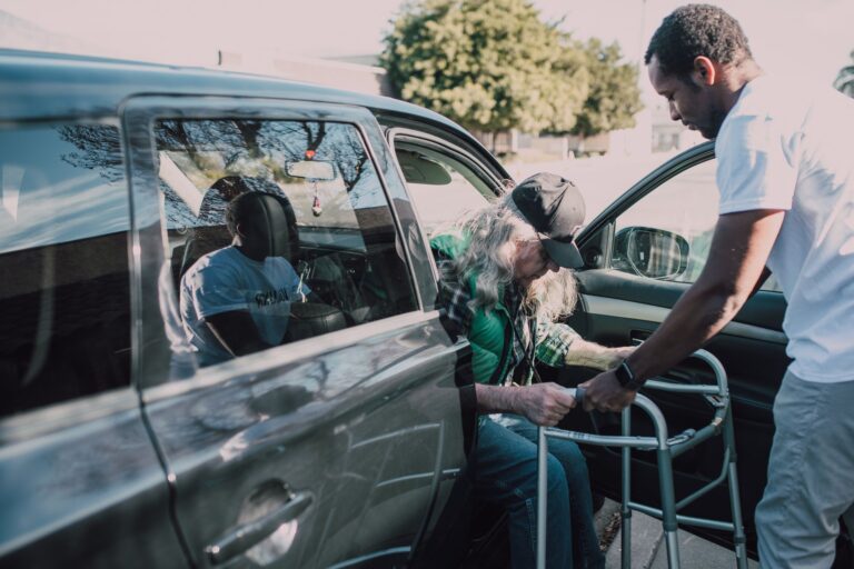 The Volunteer Work That Keeps Seniors Vital and Self-Reliant - Featured image