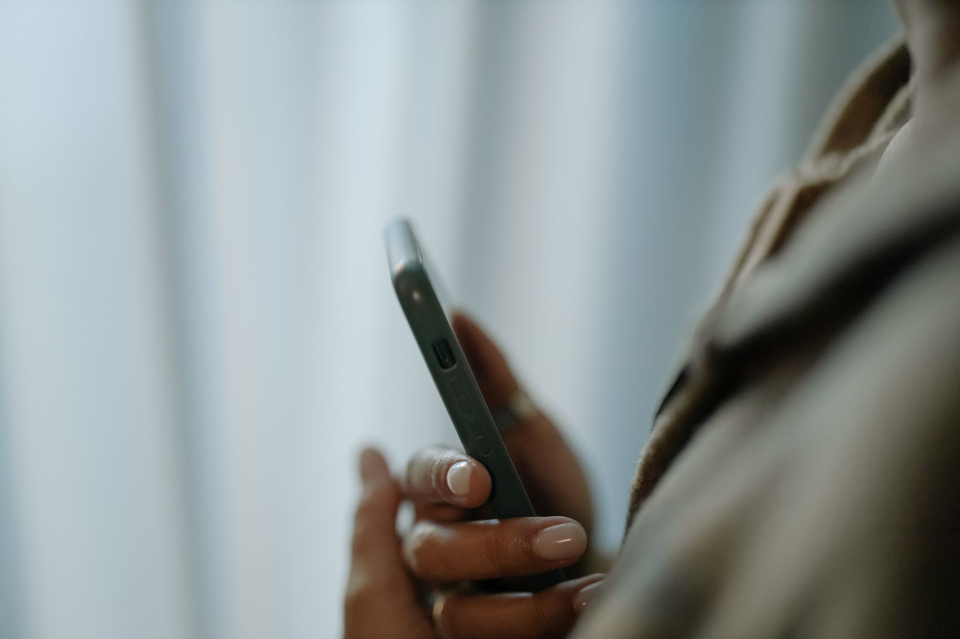 What Makes a Phone Simple for Seniors With Memory or Vision Challenges?
