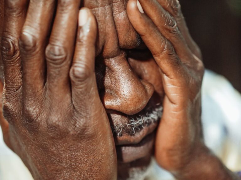 What to Do When a Parent With Dementia Doesn't Recognize You - Featured image