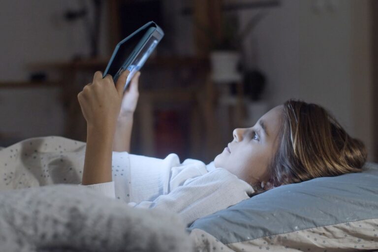 Why Screen Time Before Bed Undermines Senior Health - Featured image