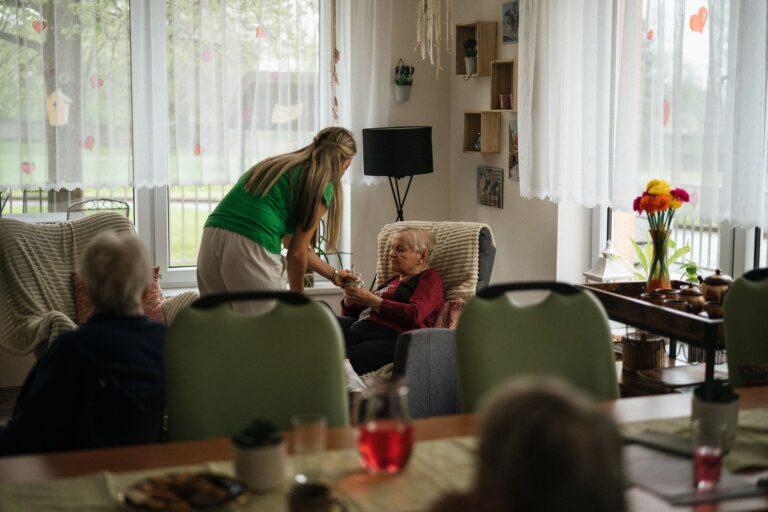 Caregiver Communication When Home Aides Work Different Shifts - Featured image