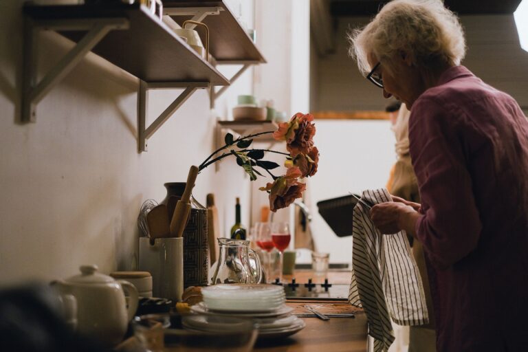 My Elderly Mom Cannot Safely Carry a Plate While Using Her Walker - Featured image