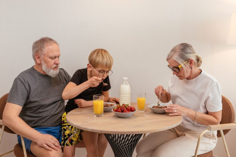 Senior Parents Living Alone: Build an Emergency Contact Plan - Featured image