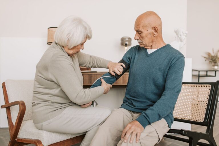 Signs an Elderly Parent Should Not Live Alone Anymore - Featured image